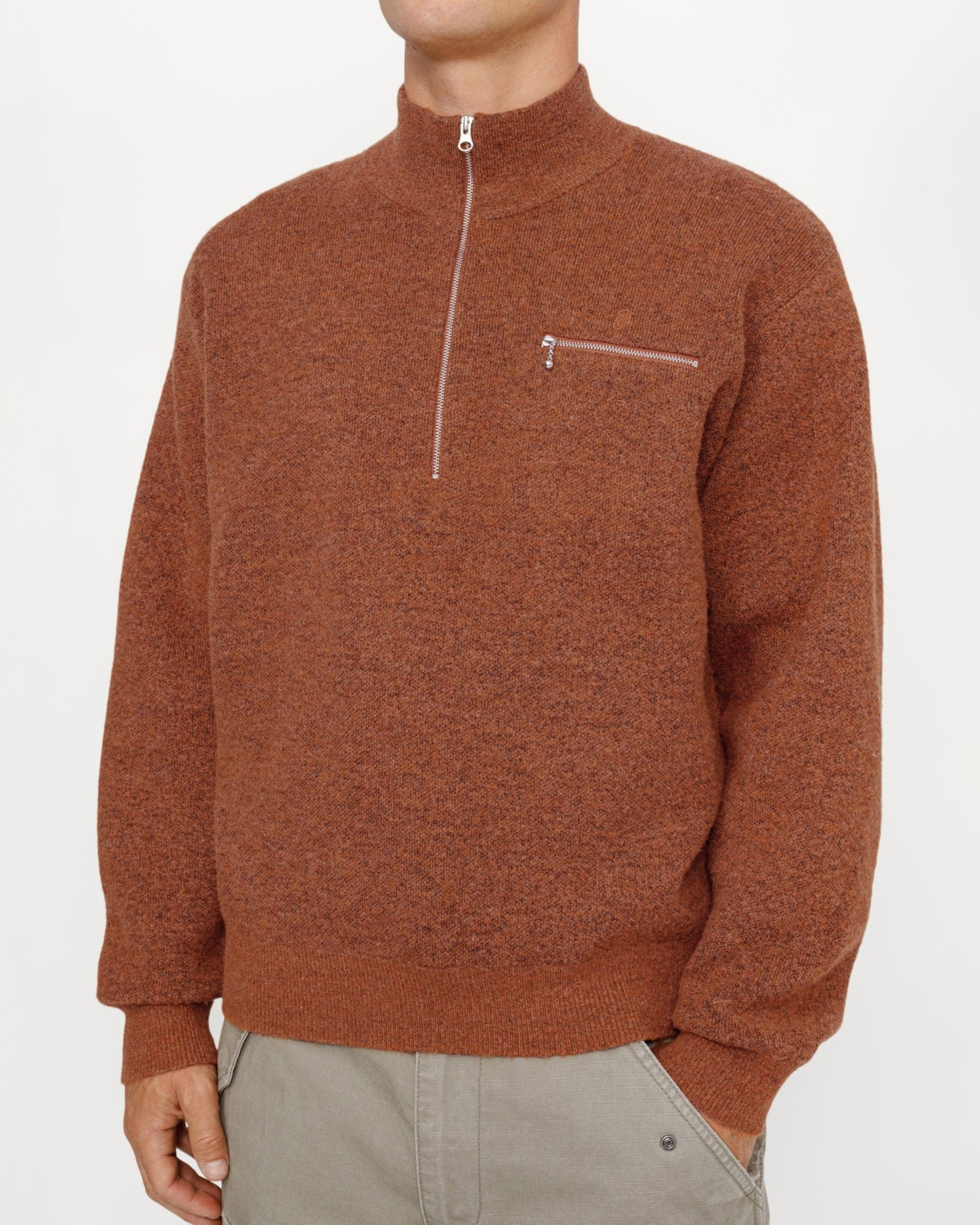 PULL À COL MONTANT ET ZIP COURT