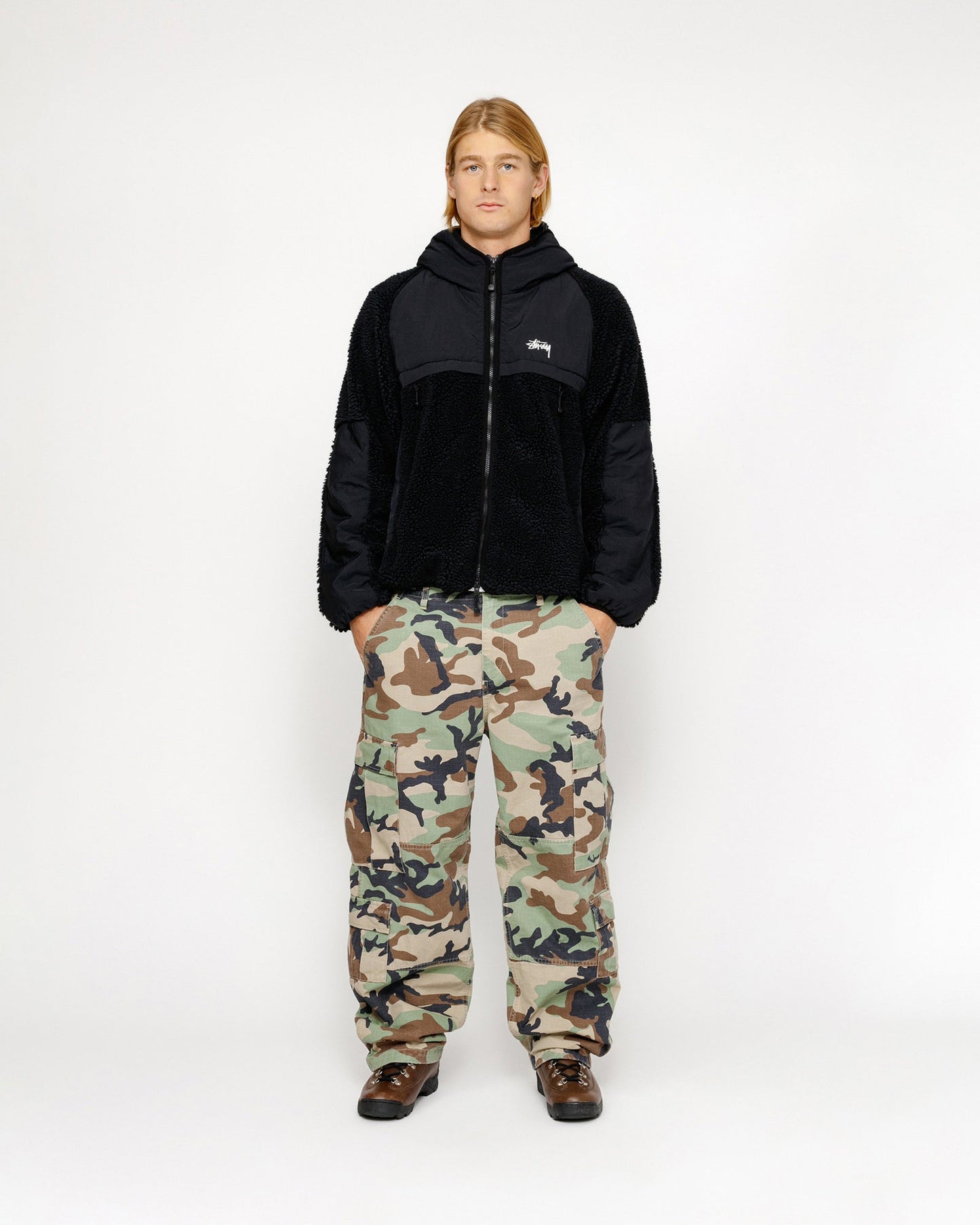 VESTE À CAPUCHE SHERPA ET EMPIÈCEMENTS