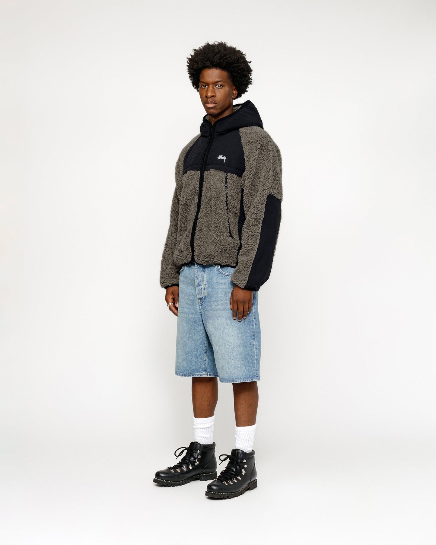 VESTE À CAPUCHE EN SHERPA ET EMBOUTS