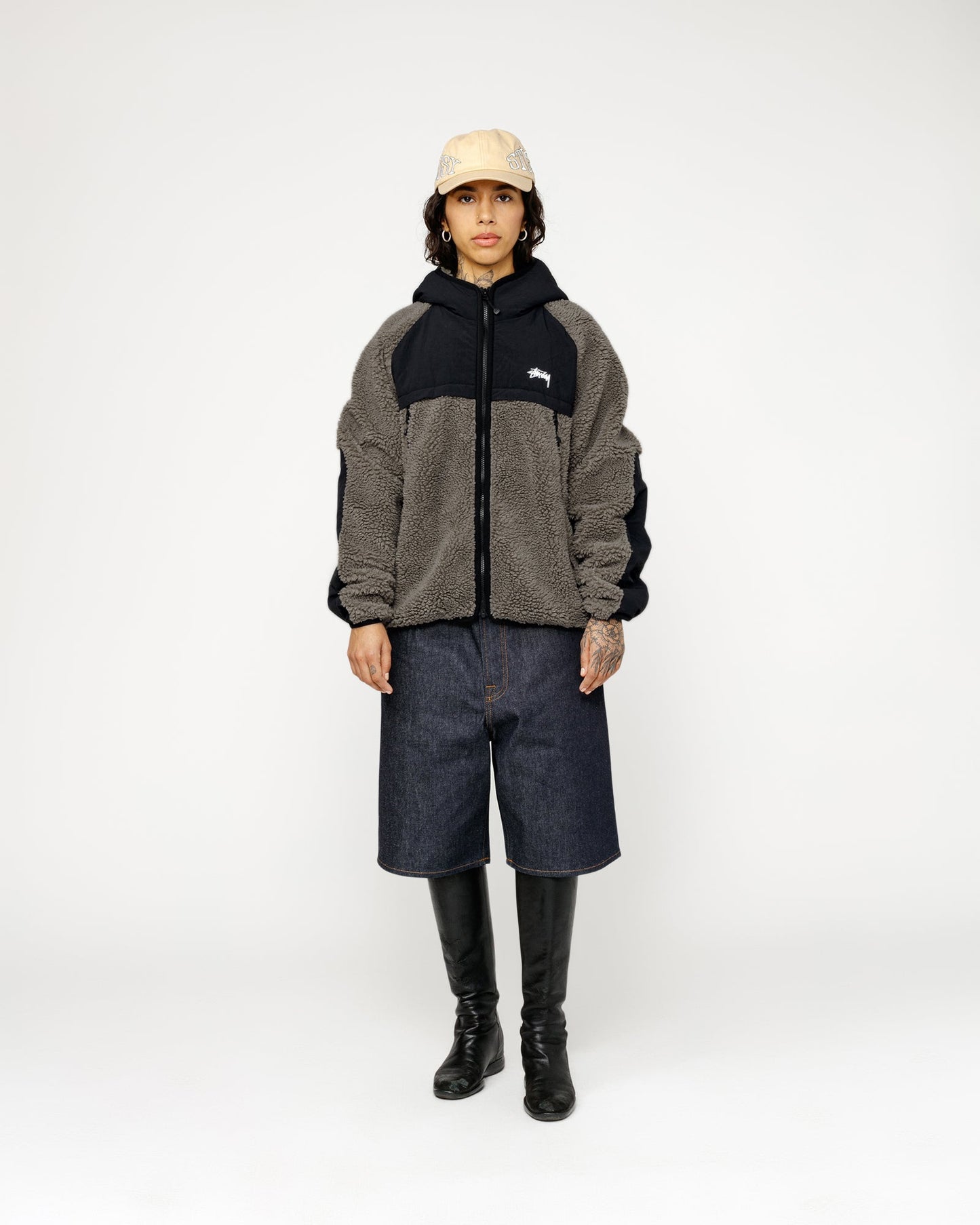 VESTE À CAPUCHE EN SHERPA ET EMBOUTS