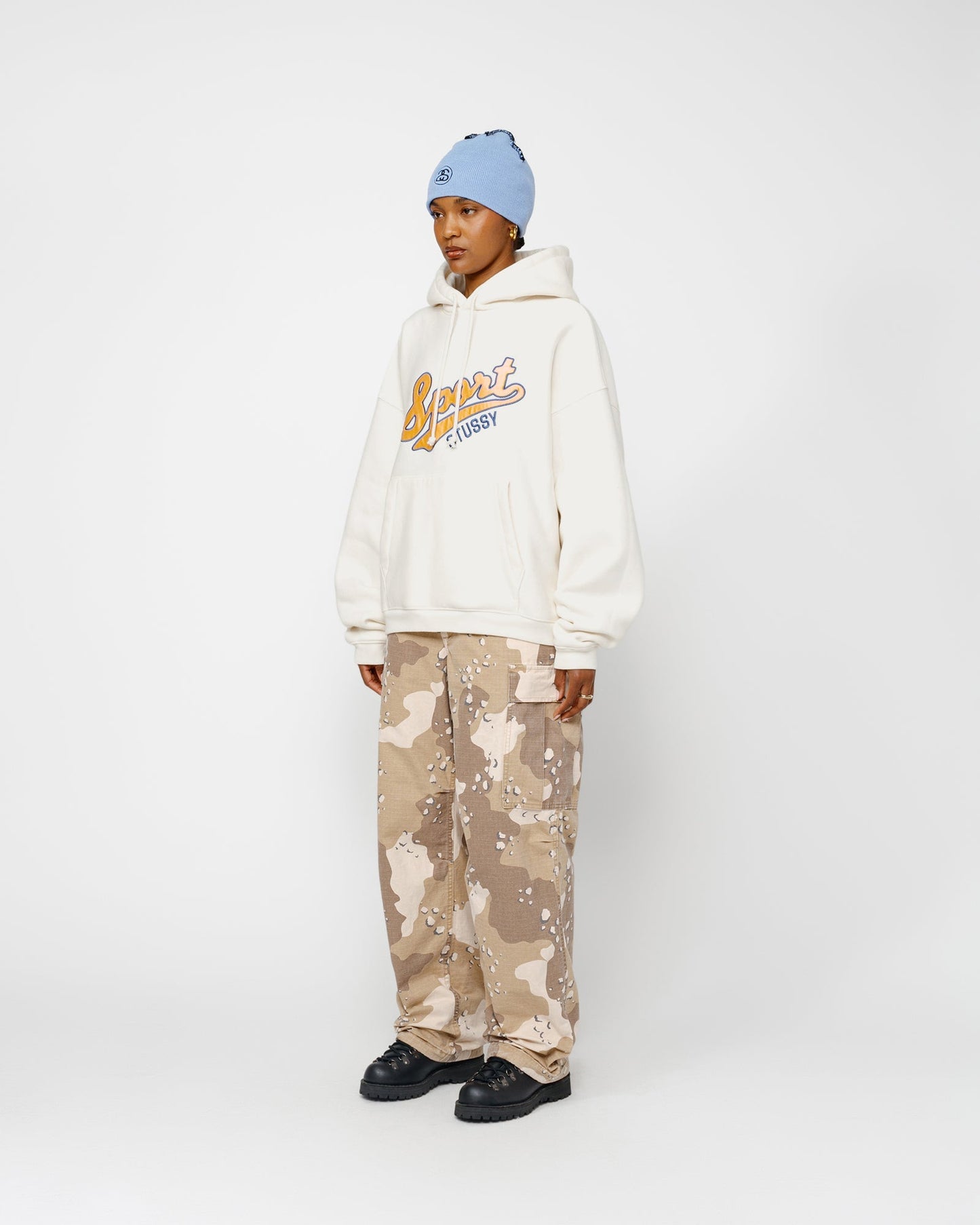 SWEAT À CAPUCHE ÉCUSSON SATINÉ