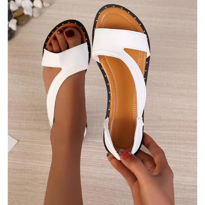 Sandales plates ouvertes à bout évidé avec rivet